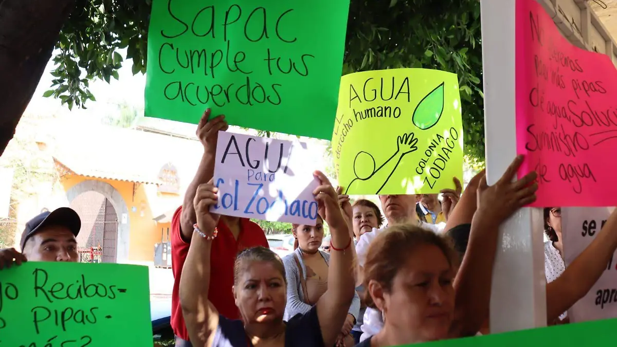 LUIS-F9EN Vecinos de la colonia Zodiaco también se manifestaron por falta de agua potable (2)